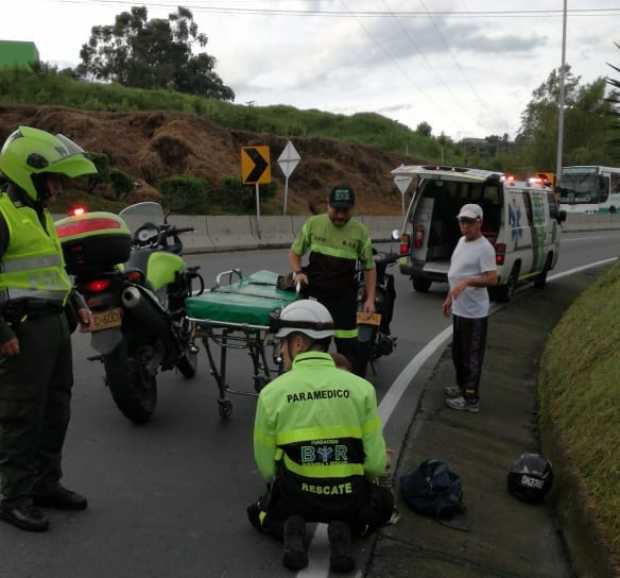 Motociclista lesionada al caer de su vehículo en la doble calzada Manizales-Chinchiná