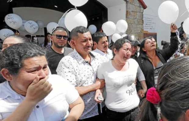 Rosalba Medina, madre de Diana Medina Garzón, llora durante el sepelio de su hija en el sur de Bogotá. 