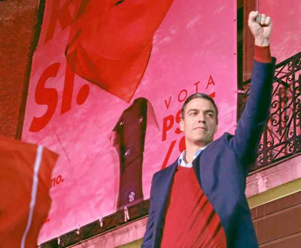 El líder del PSOE, Pedro Sánchez, celebra los resultados electorales. Su meta es formar gobierno.