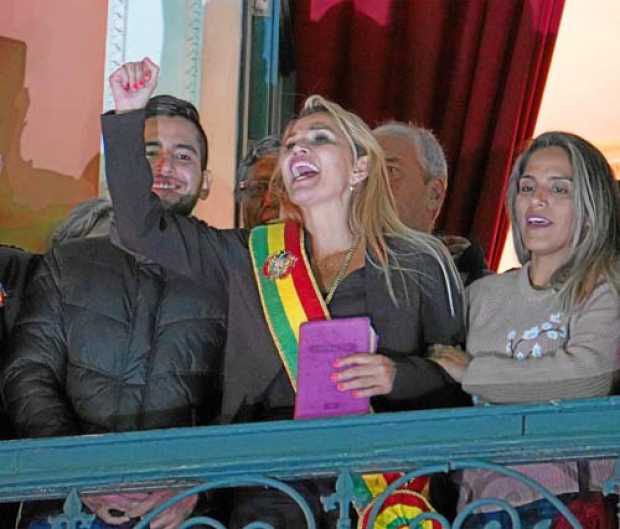 Foto | EFE | LA PATRIA La senadora opositora Jeanine Áñez asumió anoche la Presidencia interina de Bolivia.