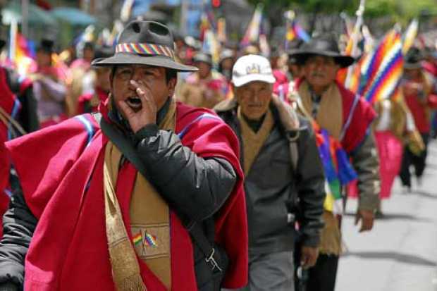 Foto | Efe | LA PATRIA Las protestas siguen en Bolivia, esta vez el grupo conocido como los ponchos rojos, que marcharon ayer co