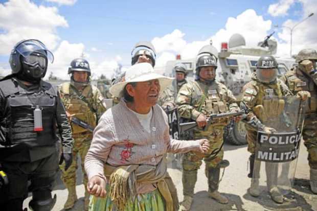 Policías y militares siguen enfrentándose con seguidores de Evo Morales. 