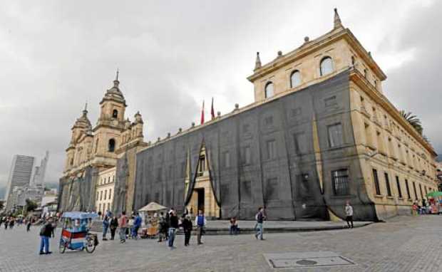 Los edificios aledaños a la Plaza de Bolívar de Bogotá fueron protegidos con lona como medida de prevención ante el paro naciona