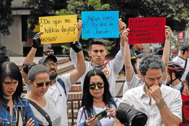 Manifestantes se reunieron ayer en el Hospital San Ignacio donde es atendido Dylan Cruz, de 18 años, herido de gravedad por el E
