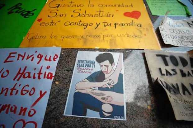 Carteles en apoyo al joven Gustavo Gatica, quien recibió disparos de perdigones en el rostro durante una manifestación en Chile 
