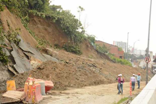 Parte de la tierra que se derrumbó el viernes ya fue recogida por la maquinaria, pero las obras definitivas aún no se conocen.