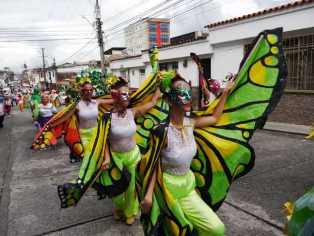 Mariposas colorearon las calles y avivaron la fiesta cafetera. Mariposas colorearon las calles y avivaron la fiesta cafetera.
