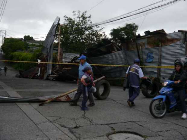 En la esquina del Comando de Policía en Chinchiná colapsó una estructura en zinc y guaduas debido al fuerte aguacero y vientos d