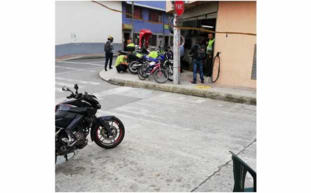 Foto | Usted es el reportero | LA PATRIA En la foto se observa el andén invadido hasta por un agente de la Policía. 
