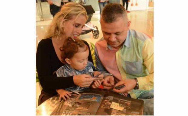 La familia Alzate Torralba se entretuvo con el álbum que adquirieron ayer en el centro comercial Fundadores. 