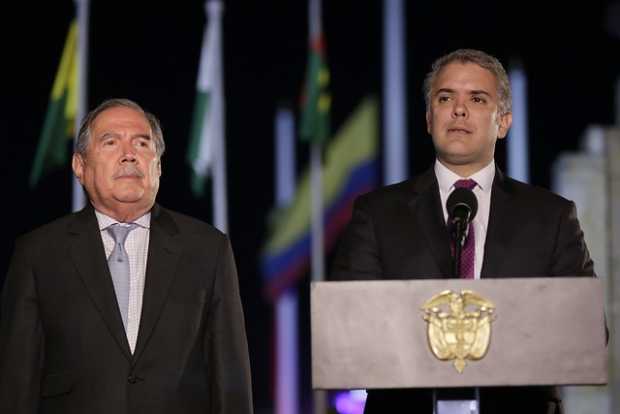 Renunció el ministro de defensa Guillermo Botero