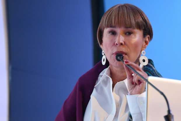 "Si metoca reducir el salario mínimo, renuncio": Ministra de trabajo