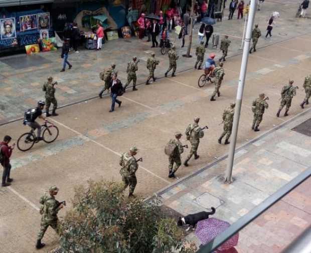 Ejército patrulla calles de Bogotá antes de protesta