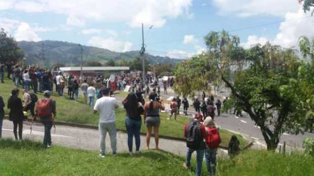 Personas heridas y enfrentamientos de manifestantes y el Esmad en la sede La Nubia de la Universidad Nacional 