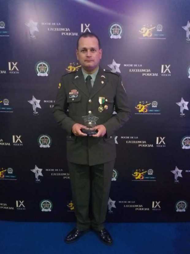 El mayor Elkin Gómez, comandante de la Estación Manizales, ganó el reconocimiento como uno de los mejores comandantes del país.