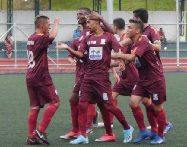 Los jugadores de Inmedent celebran el golazo de Juan David Rodríguez (c), el 1-1 parcial ante Quiñones FC, en el clásico de ayer