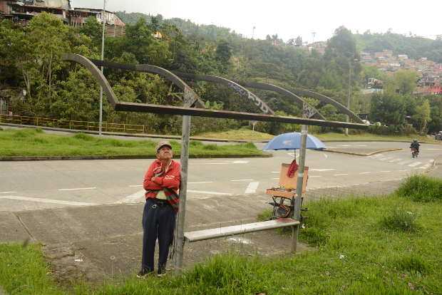 Este paradero, en la entrada a Solferino, lleva cerca de un año destechado, por lo que no cum