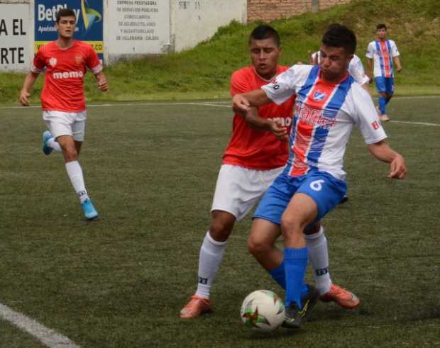 Real Pensilvania (azul) cayó 3-4 con Masíaz FC en el juego intergrupos de la cuarta jornada. 