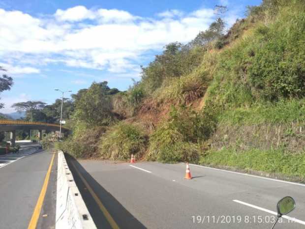 Por deslizamiento cierran parte del carril en la vía entre Manizales y Chinchiná