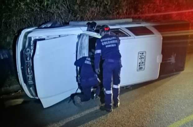 Se volcó una camioneta en el sector del peaje de la Quiebra de Vélez