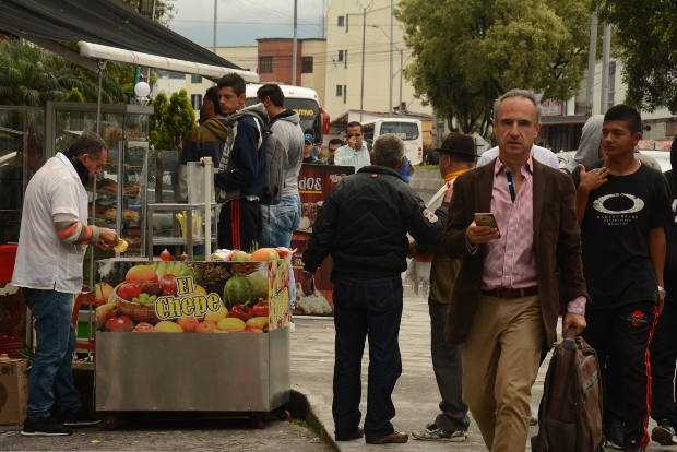 Andén enseguida del centro comercial Cable Plaza que está de nuevo invadido por publicidad exterior prohibida y vehículos estaci