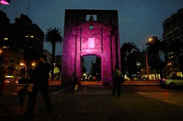 Vista de la Puerta de la Ciudadela iluminada de color rosa en Montevideo (Uruguay) en el Mes Internacional de Prevención del Cán
