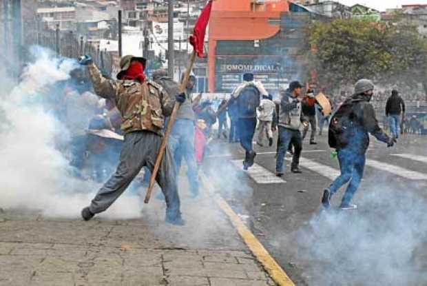 Manifestantes indígenas se tomaron ayer el edificio de la Asamblea Nacional de Quito (Ecuador).