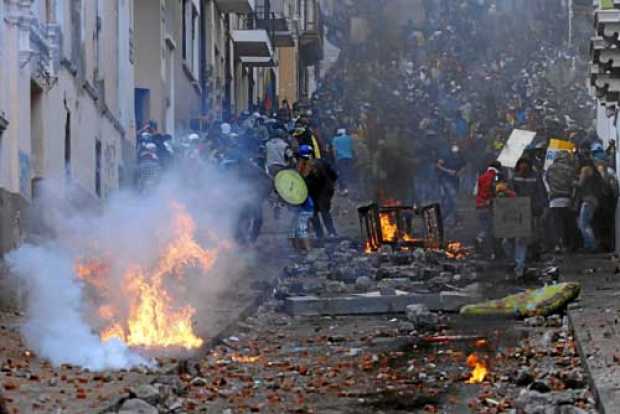 Foto | EFE | LA PATRIA  Las calles aledañas al Palacio de Carondelet se convirtieron en campos de batalla. 