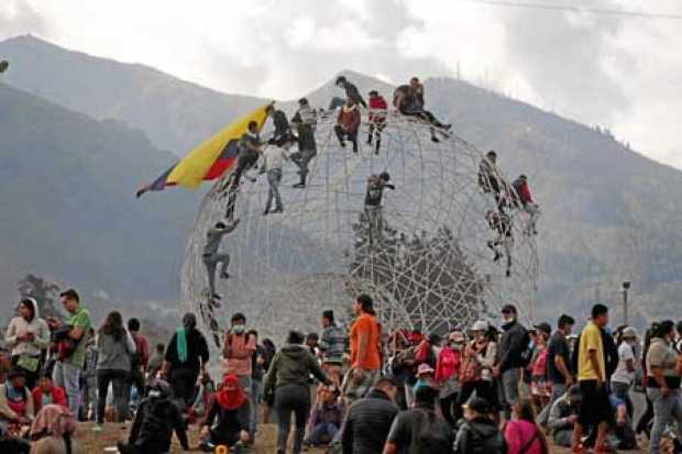 Foto | Efe | LA PATRIA Los dirigentes del movimiento indígena de Ecuador tomaron posesión simbólica de la Asamblea Nacional del 