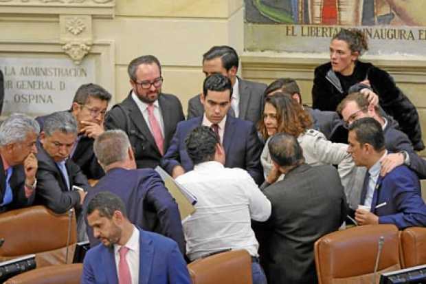 Foto | Colprensa | LA PATRIA  El exviceministro técnico de Hacienda, Luis Alberto Rodríguez (centro), ahora director del Departa