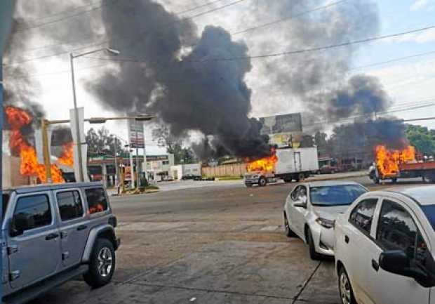 Pistoleros del narcotráfico lanzaron ayer una oleada violenta de bloqueos y balaceras en Culiacán entre rumores de la captura de