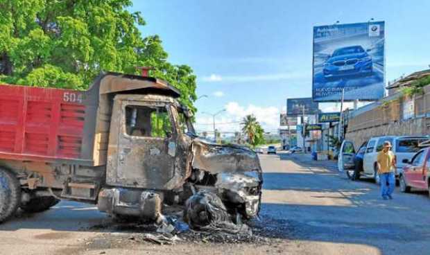 Un vehículo de carga calcinado tras los enfrentamientos de las fuerzas federales con grupos armados, en la ciudad de Culiacán, e