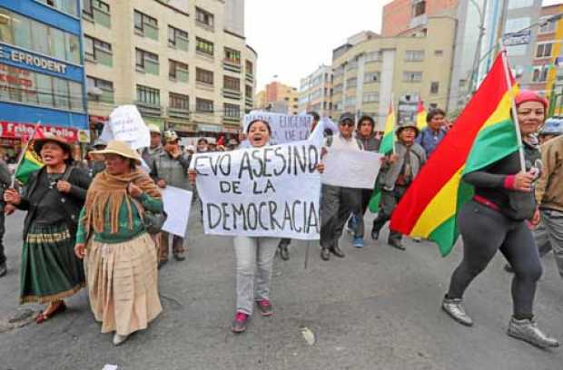 Foto | EFE | LA PATRIA Universitarios y vecinos de la ciudad de El Alto marcharon en contra de la reelección del presidente boli
