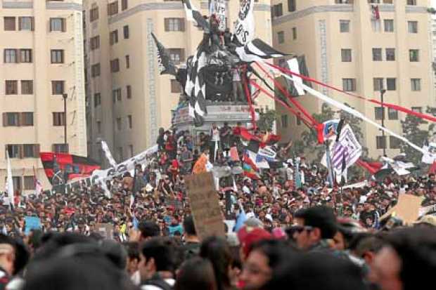 Foto | Efe | LA PATRIA Manifestantes se concentran en la céntrica Plaza Italia, en Santiago. Una semana de protestas contra la d