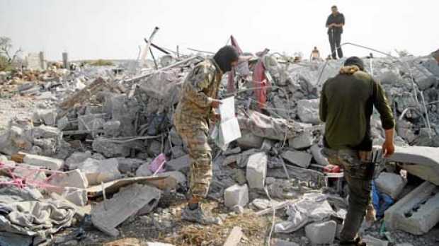 Foto | EFE | LA PATRIA  Los escombros de la granja que estaba rodeada por un muro en la que se escondía Al Bagdadi.
