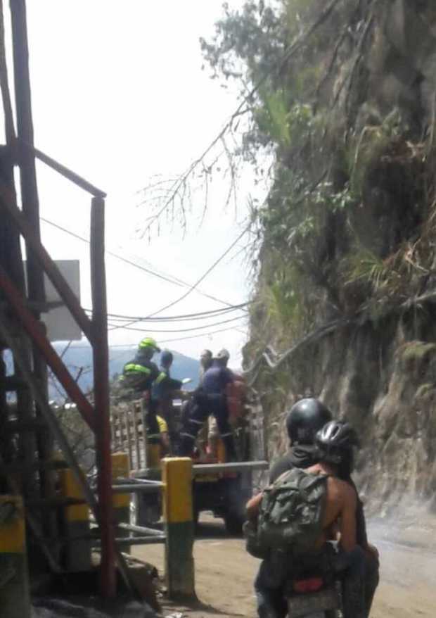Fotos| Bomberos| LA PATRIA En Casa Rosada, 2 mineros afectados por caída de material dentro de la mina.