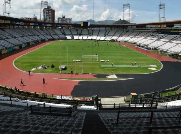 Así se instala la pista atlética en el estadio Palogrande