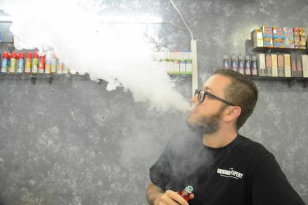 Juan Camilo Aguirre, propietario de una tienda de e-electronic, comenta que Manizales supera a Medellín y Bogotá en la comercialización y uso de estos elementos. Juan Camilo Aguirre, propietario de una tienda de e-electronic, comenta que Manizales supera a Medellín y Bogotá en la comercial