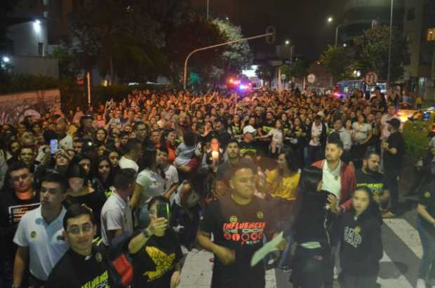 La Avenida Santander se llenó de devotos a la Virgen para rezar el Santo Rosario.