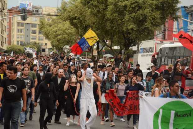 Las marcha de estudiantes se extendió por la Avenida Santander. En la multitud estaban los integrantes del performance. 