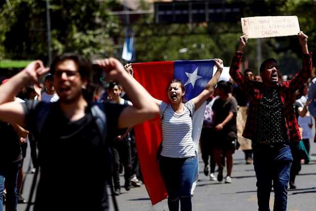 Cacerolazos y cánticos ganan a la violencia en Chile 