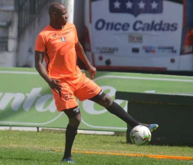 Elvis Mosquera se consolidó en el lateral izquierdo y buscará darle seguridad esta noche a la defensa para no recibir gol del Ca