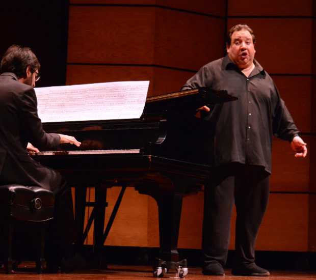 Gestos, un piano y la voz de Valeriano Lanchas Gestos, un piano y la voz de Valeriano Lanchas