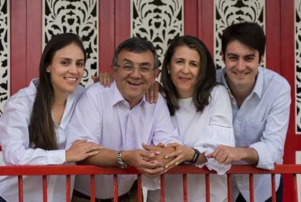 Es hombre de familia. Lo acompañan su esposa, Gloria Estela Zuluaga, y sus dos hijos: Laura y Juan Diego.