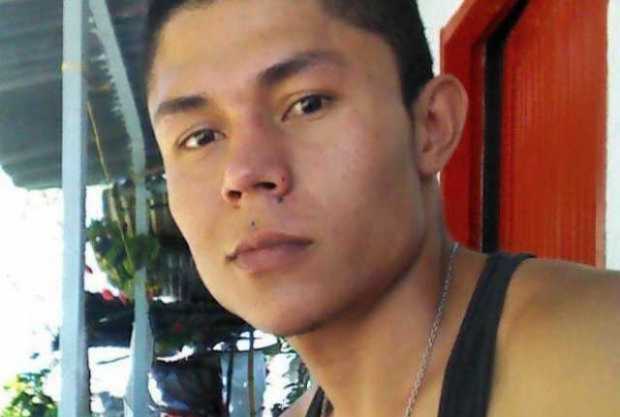 Deison murió en la noche del sábado en Marmato. Sus dos compañeros resultaron heridos tras el atentado. 