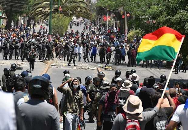 Morales y Mesa miden sus fuerzas en Bolivia con heridos de por medio 