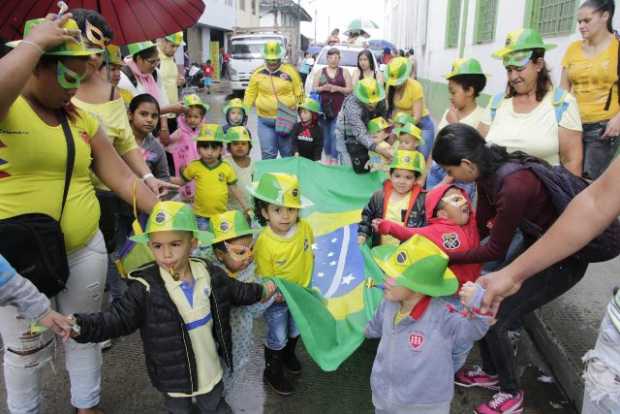 Niños del Centro de Desarrollo Infantil Fe y Alegría desfilaron por su semana cultural en el barrio San José 