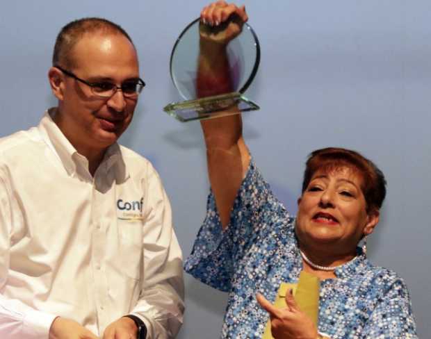 Martha Lucía Loaiza, de Comunativa Huertas Urbanas, ganadora de la Mujer Confa 