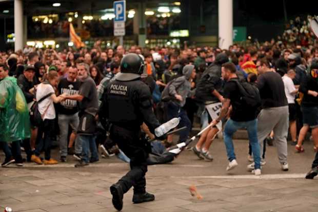 Protestas por líderes catalanes sentenciados deja 13 personas heridas en Barcelona 