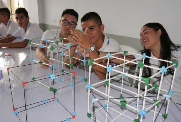 Alumnos de la I.E. Santa Teresita de Chinchiná hacen mesas y algunas ayudas didácticas con reciclaje.